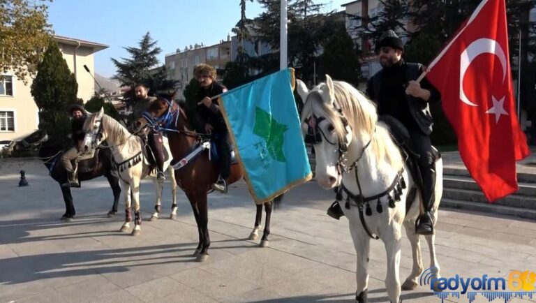 Atları ile trafiğe çıktılar, görenler şaştı kaldı