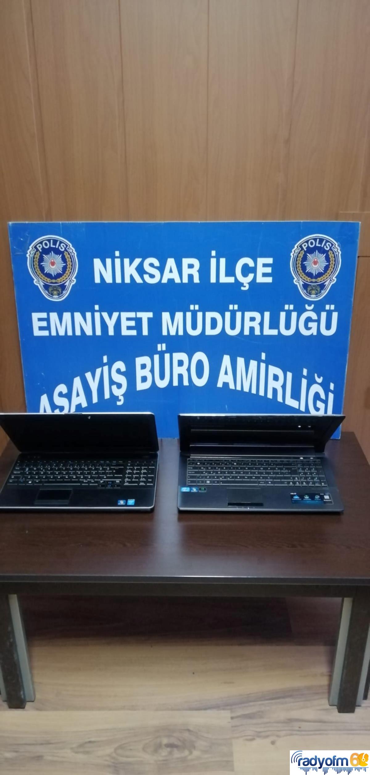 Tokat’ta dizüstü bilgisayar çaldıkları iddiasıyla yakalanan 2 zanlı tutuklandı