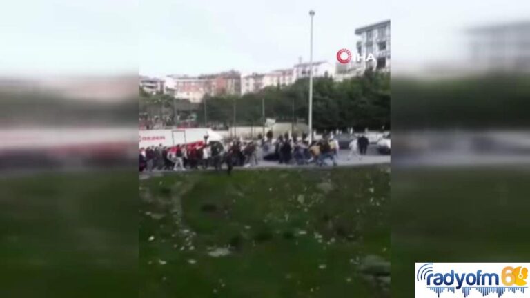 Meydan savaşı gibi kavga kamerada…İki aile arasında kavga çıktı, onlarca kişi birbirine saldırdı