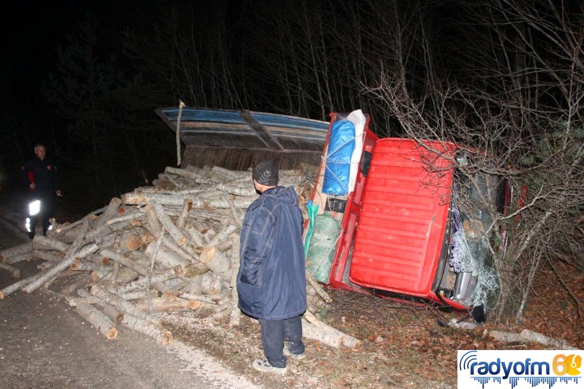 Odun yüklü kamyonet devrildi: 1 yaralı