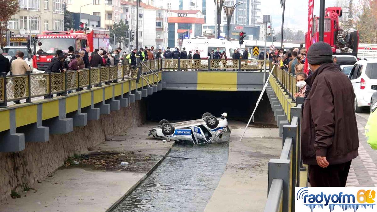 Tokat’ta trafik polisi aracı dereye uçtu: 1 yaralı