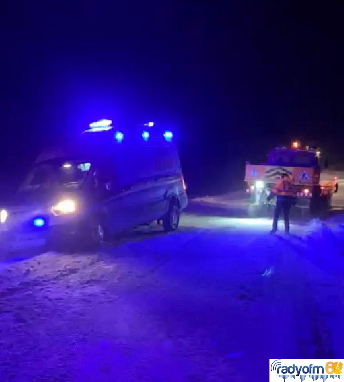 Ambulans şoförü, hastayı sırtında taşıdı