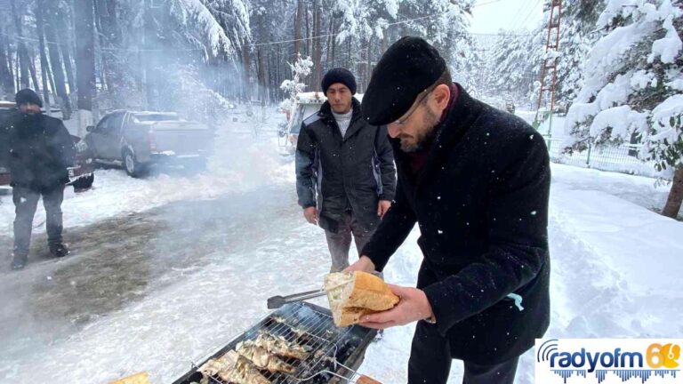Başkandan karla mücadele ekibine mangalda balık ikramı