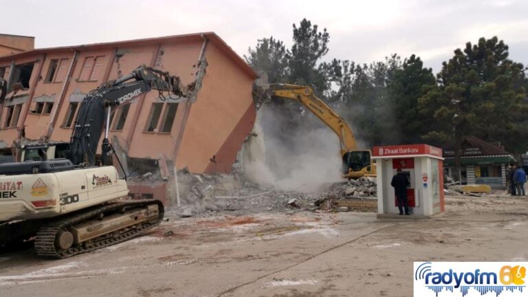 Bina yıkılırken tehlikeye aldırış etmeden para çektiler