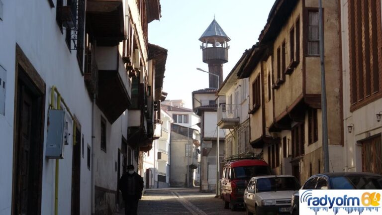 Bir asırlık cami ahşap minaresi ile dikkat çekiyor