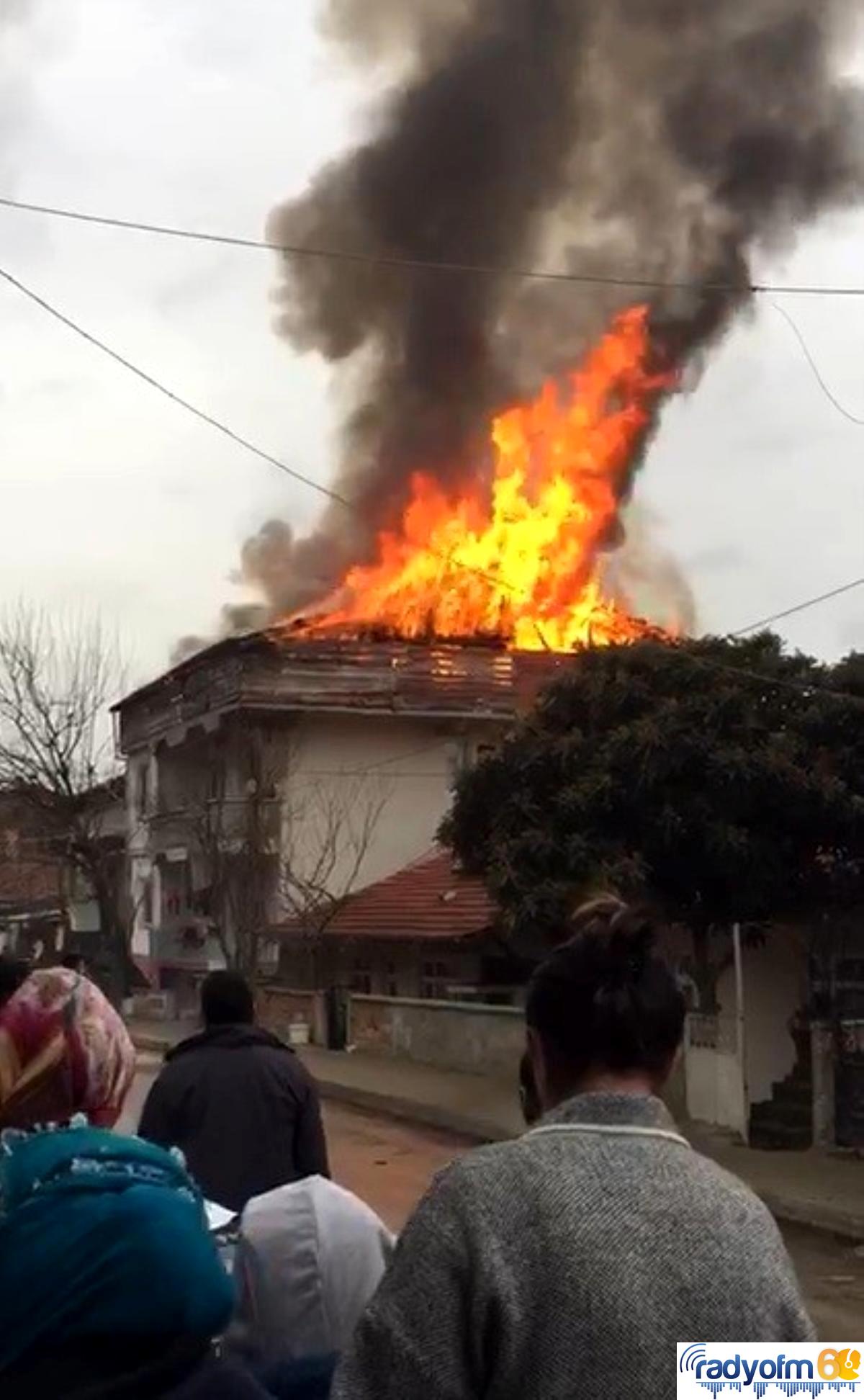 Çatı alev alev yandı