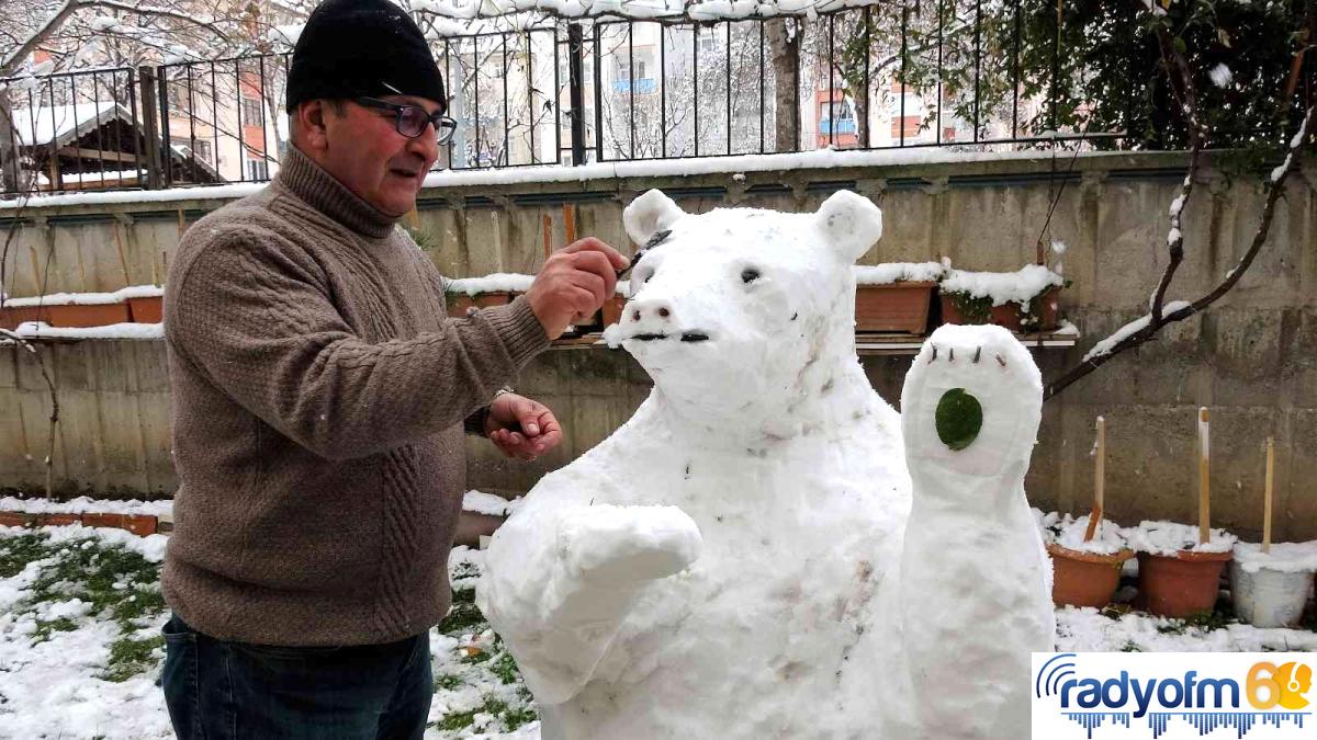 Heykeltıraşlara taş çıkarttı, kardan ayı yaptı