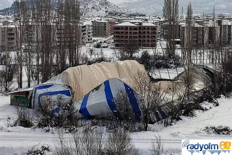 Karın ağırlığına dayanamayan halı sahanın çöktüğü anlar kamerada