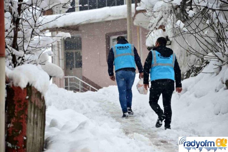 Karlı havada sıcak yemek evlerine kadar ulaştırılıyor