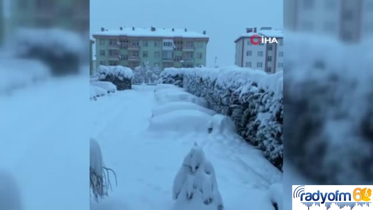 Tokat’ta araçlar kar altında kayboldu