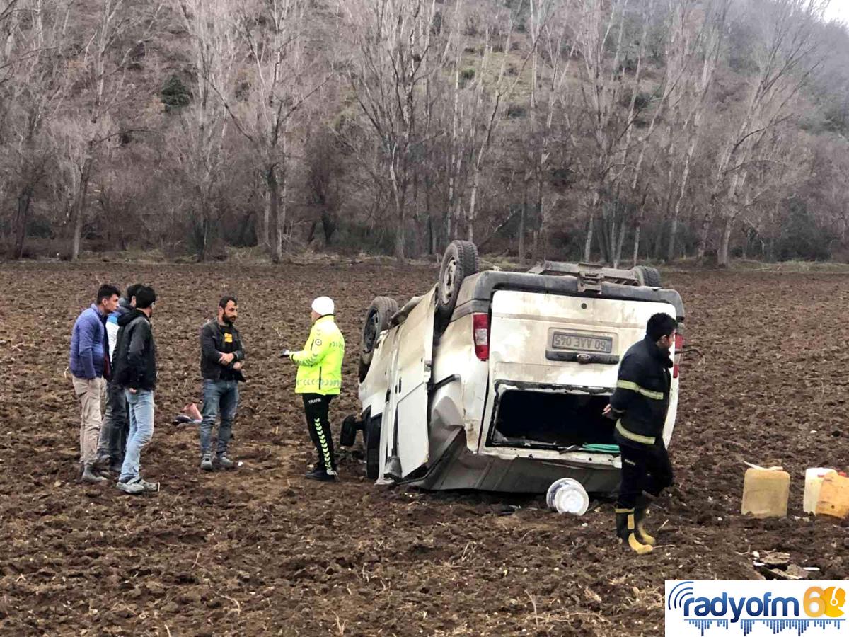 Tokat’ta minibüs tarlaya devrildi: 2 yaralı