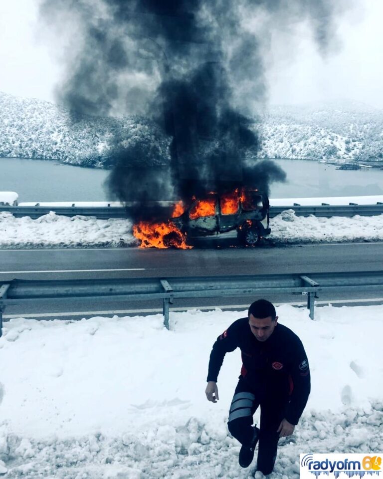 Tokat’ta seyir halindeki araç alev topuna döndü