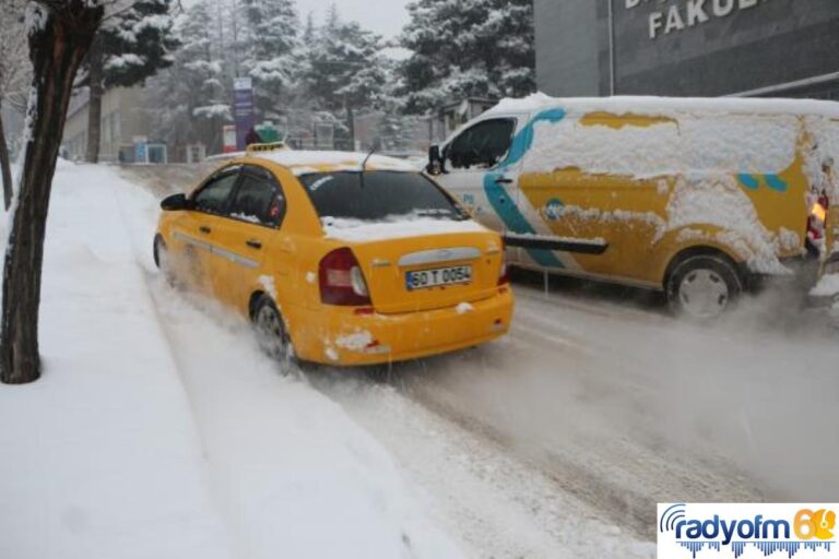 Tokat’ta yoğun kar yağışı; sürücüler zor anlar yaşadı