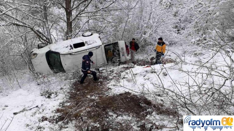 Hafif ticari araç uçuruma yuvarlandı, yaralılar güçlükle kurtarıldı