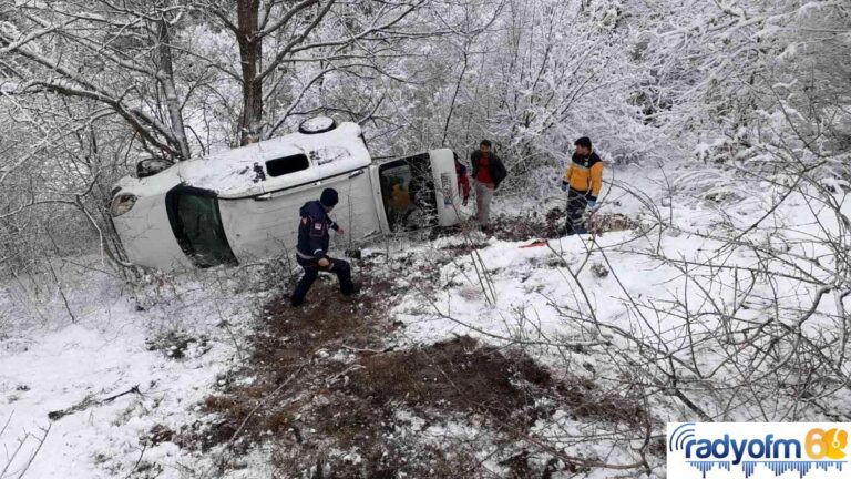 Hafif ticari araç uçuruma yuvarlandı, yaralılar güçlükle kurtarıldı