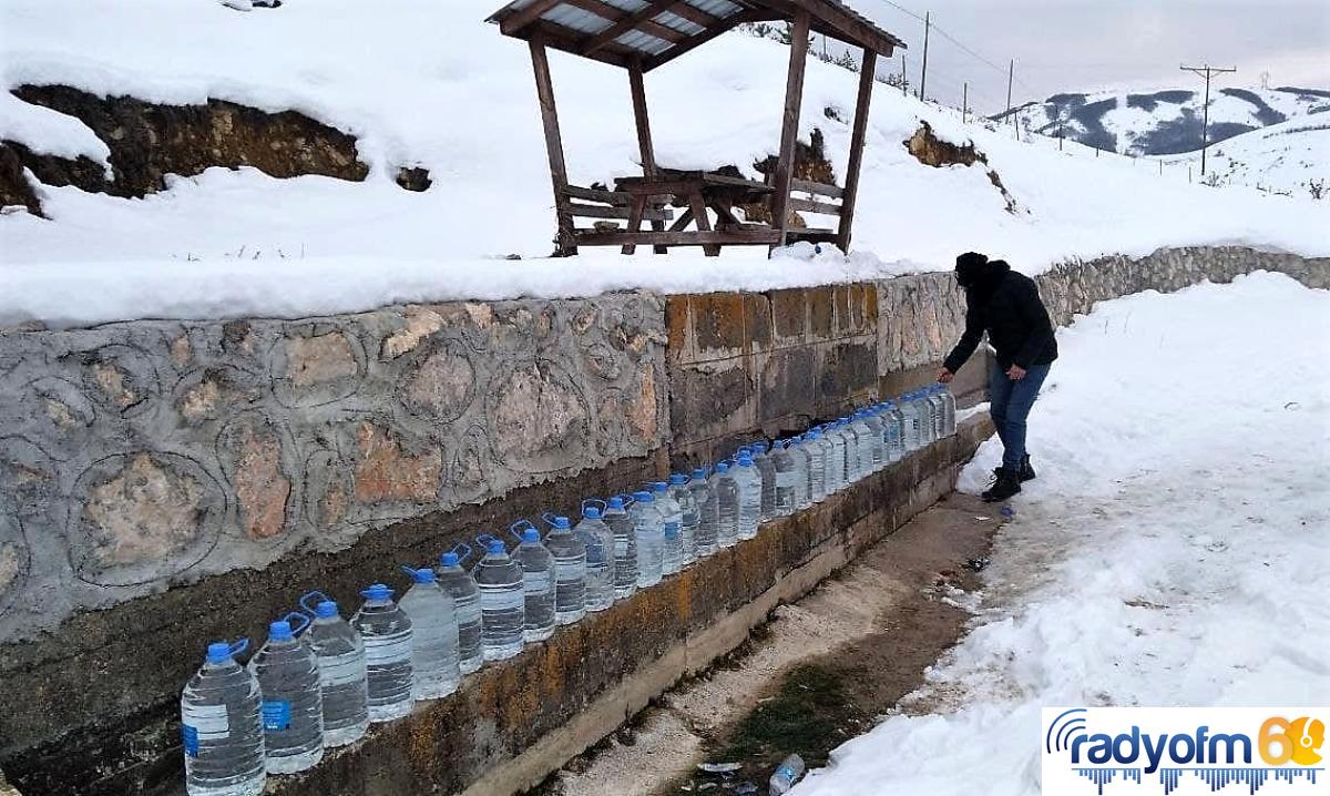 Komşularının talebini geri çevirmedi, bidonlarla su taşımaya başladı