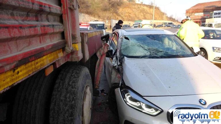 Son dakika haberi! Su borusu patladı, buzlanan yol kazaya neden oldu