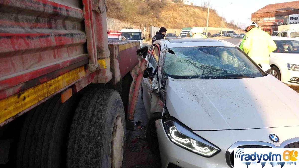 Son dakika haberi! Su borusu patladı, buzlanan yol kazaya neden oldu