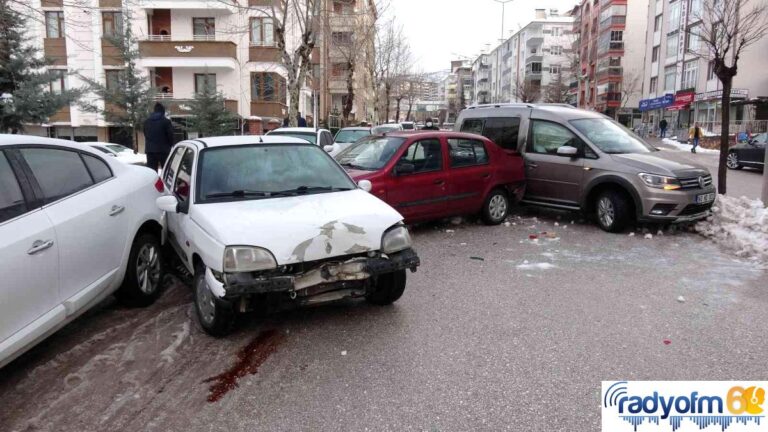 Tokat’ta buzlanma zincirleme kazaya neden oldu