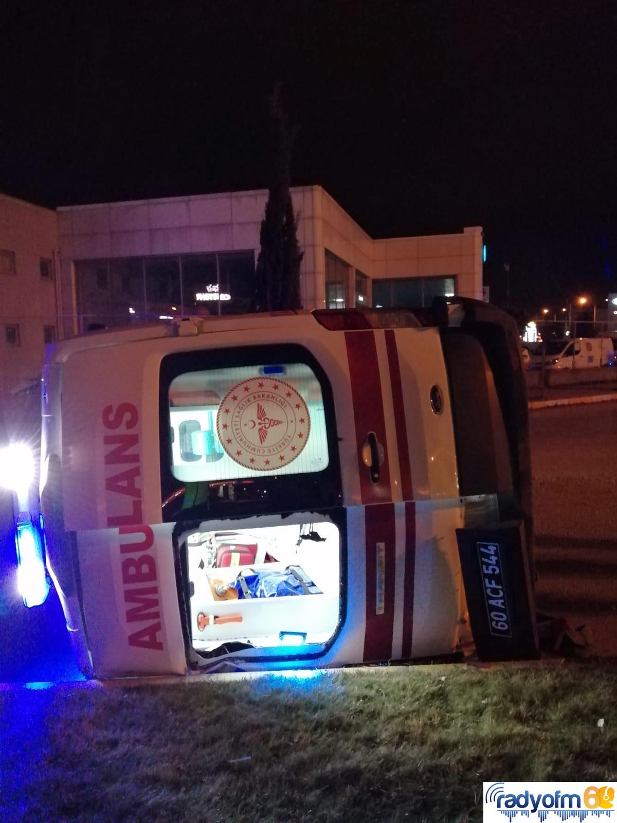 Son dakika haberi! Tokat’ta otomobille çarpışan ambulanstaki 3 sağlık çalışanı yaralandı