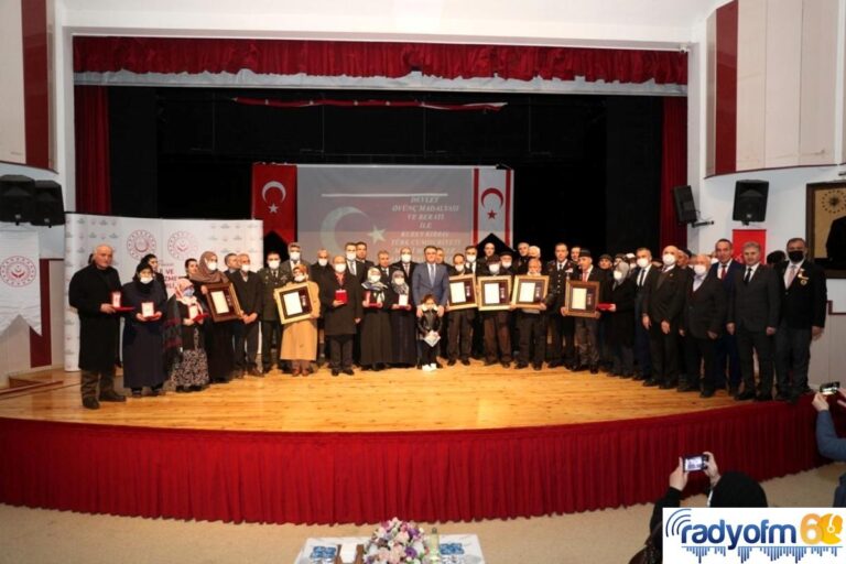 Tokat’ta 6 şehit ailesi ile 19 gaziye devlet övünç madalyası ve beratı verildi