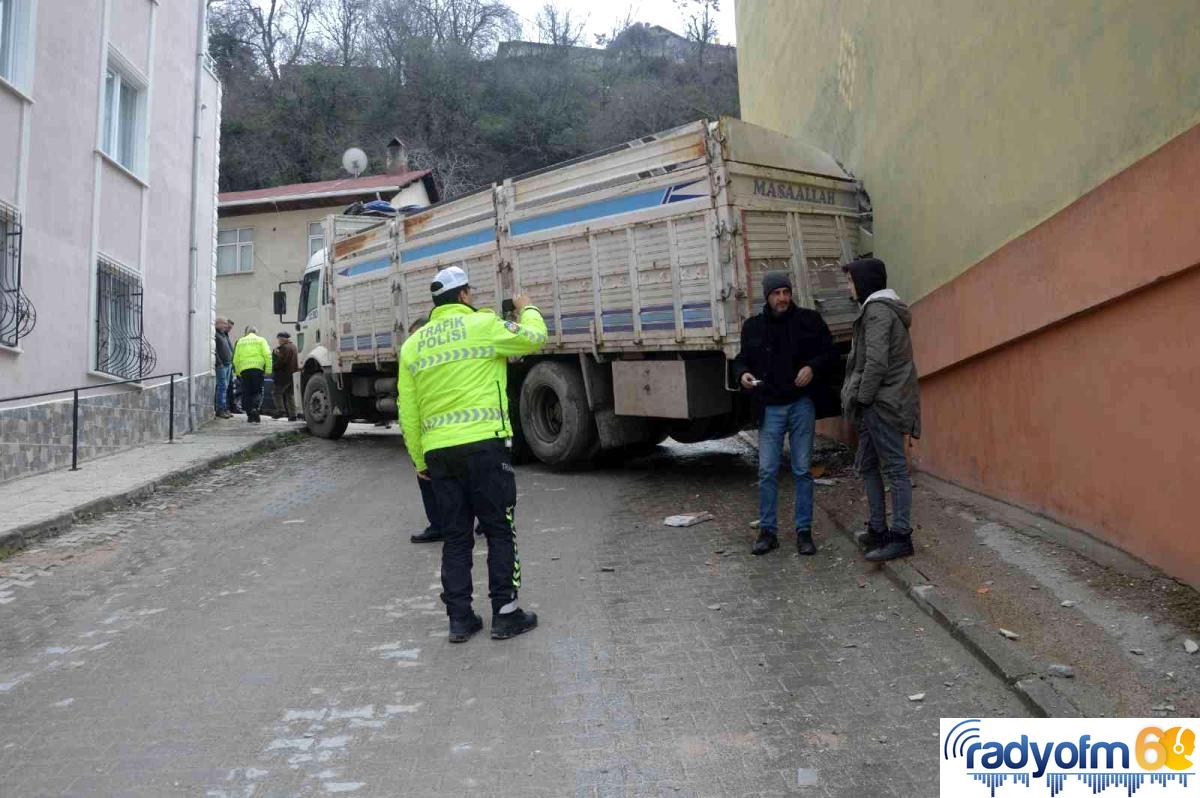 Tokat’ta geri geri kayan kamyon apartmana daldı