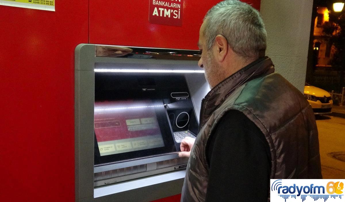 ATM haznesinde bulduğu parayı, tereddüt etmeden polis merkezine teslim etti