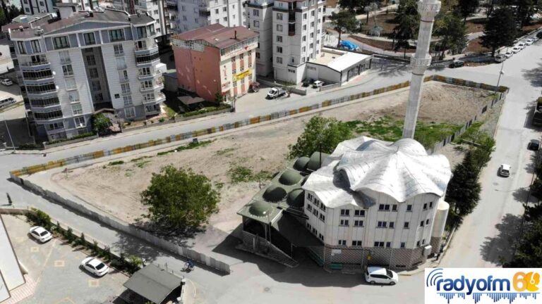 Caminin kendi arazisi üzerindeki kısmını bariyerlerle çevirdi