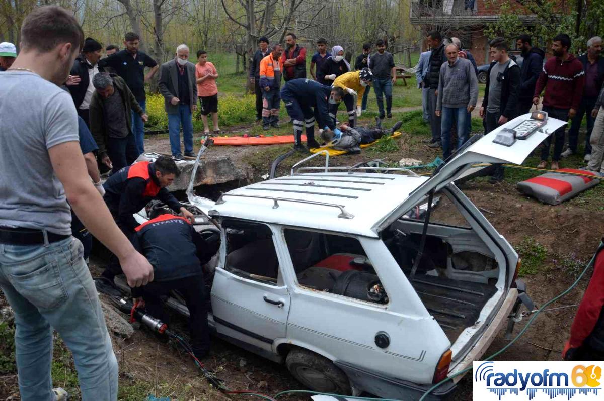 Otomobil menfeze girdi, canlarını zor kurtardılar