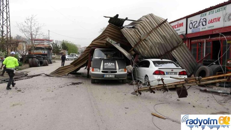 Tokat’ta fırtına çatıları uçurdu, minibüste bulunanlar mahsur kaldı