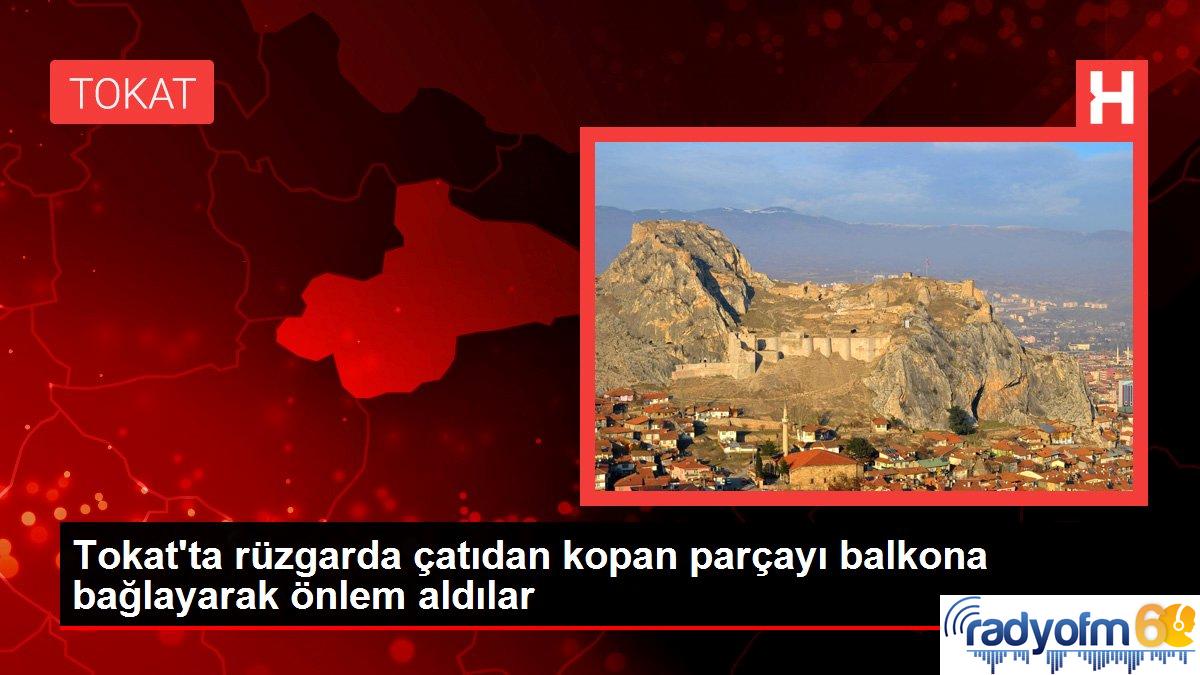 Tokat’ta rüzgarda çatıdan kopan parçayı balkona bağlayarak önlem aldılar