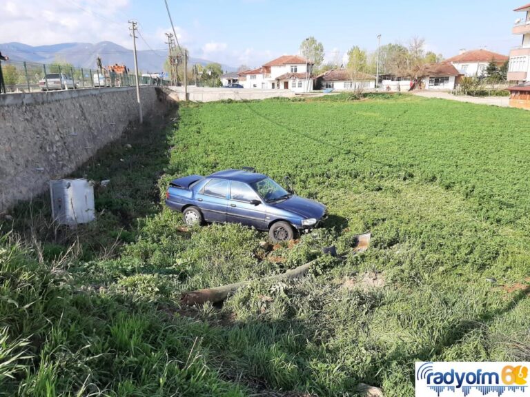 Tokat’ta tarlaya devrilen otomobildeki 4 kişi yaralandı