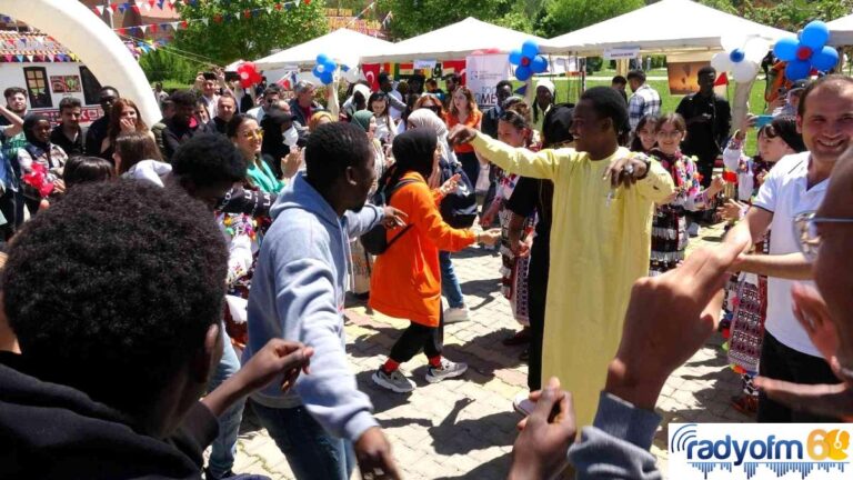 Afrikalı öğrenciler ‘Tokat sarması’ oynadı