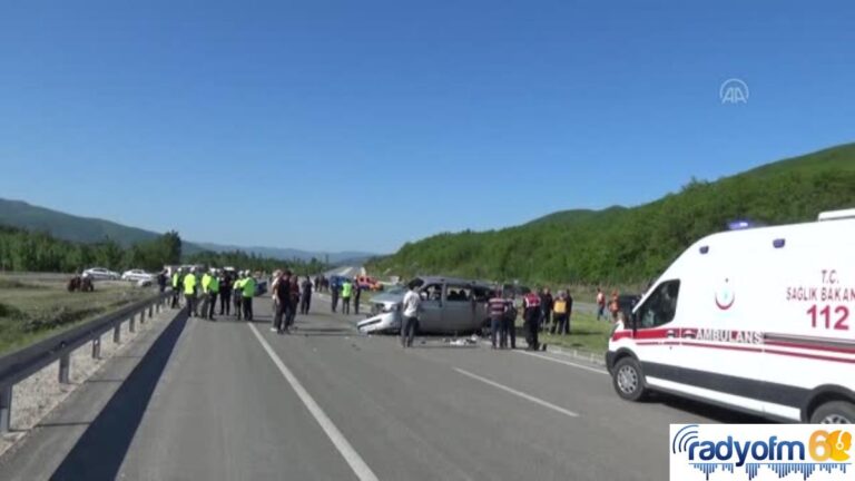 Minibüs ile otomobilin çarpışması sonucu 2 kişi öldü, 12 kişi yaralandı (2)