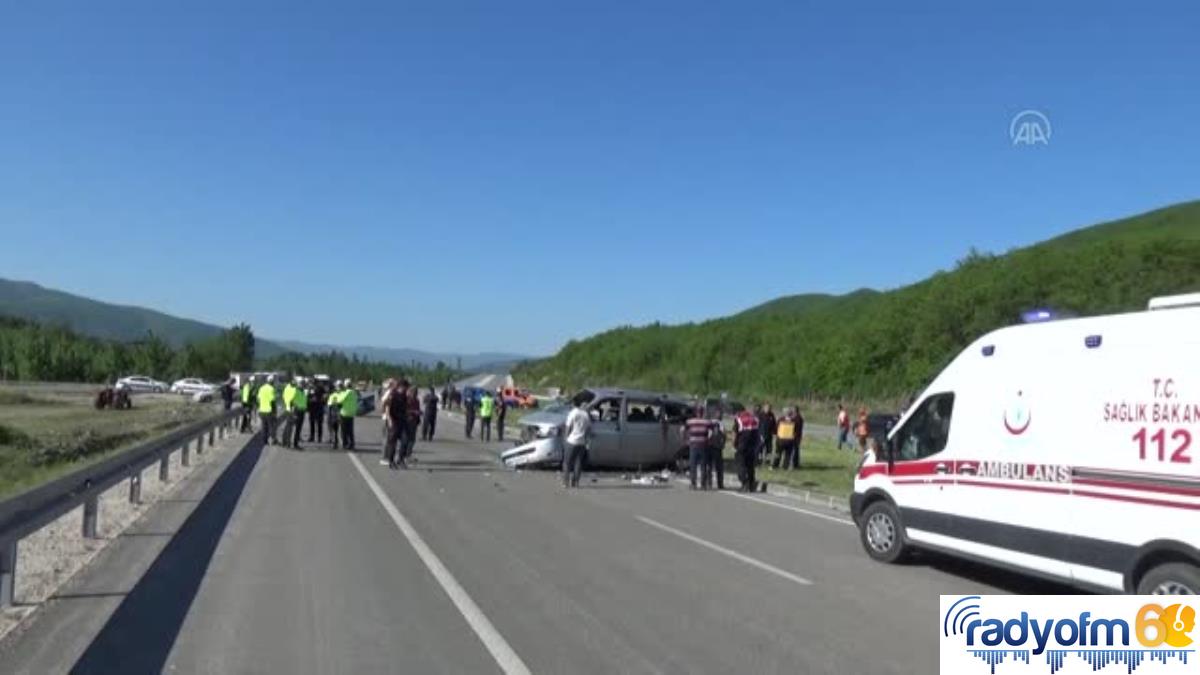 Minibüs ile otomobilin çarpışması sonucu 2 kişi öldü, 12 kişi yaralandı (2)