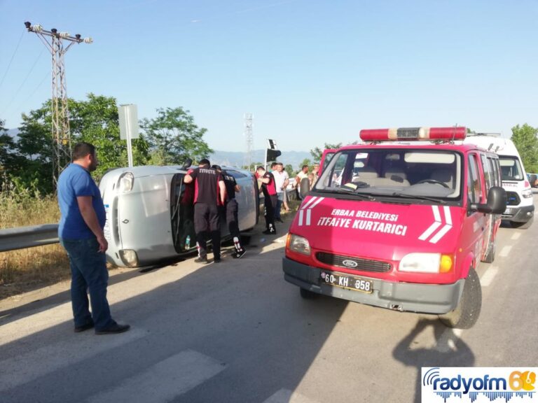 Tokat’ta bariyerlere çarpan otomobildeki 5 kişi yaralandı