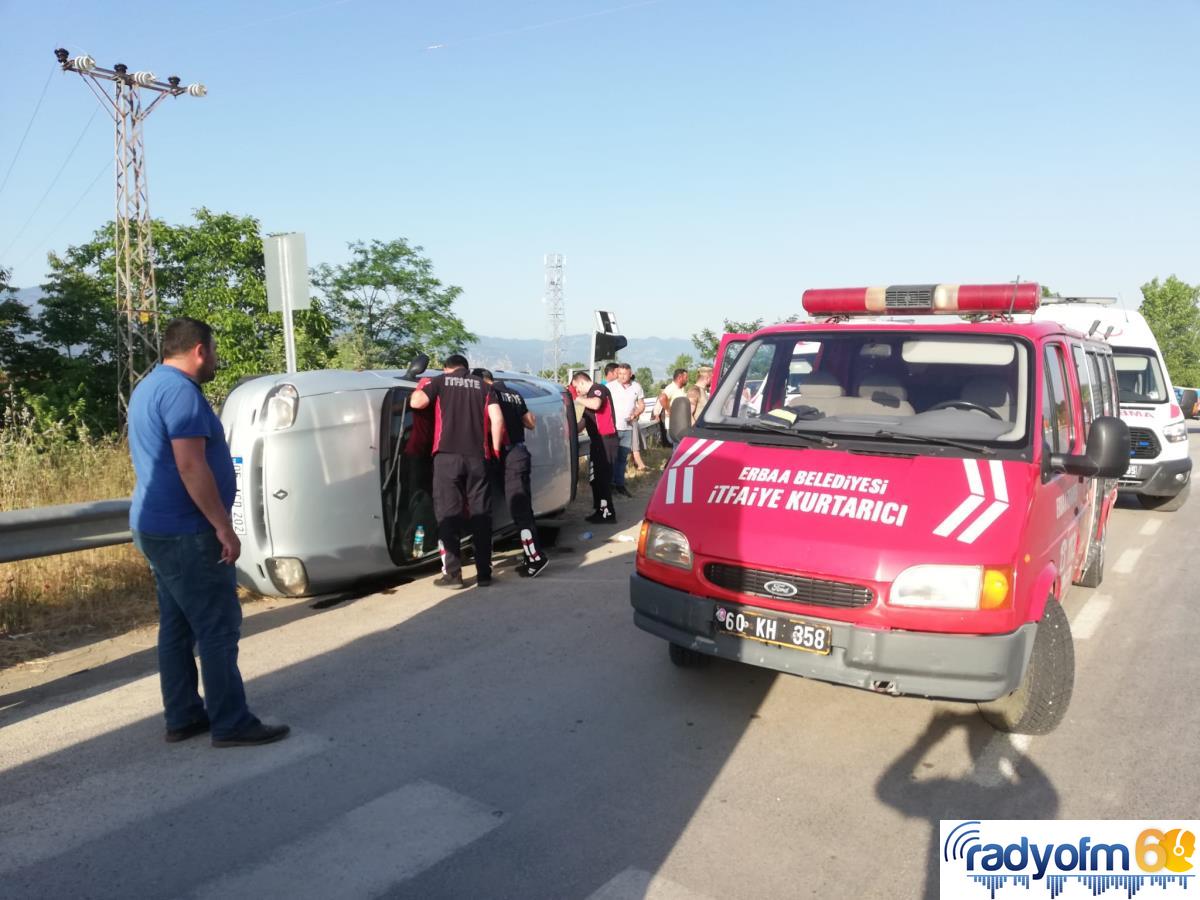 Tokat’ta bariyerlere çarpan otomobildeki 5 kişi yaralandı