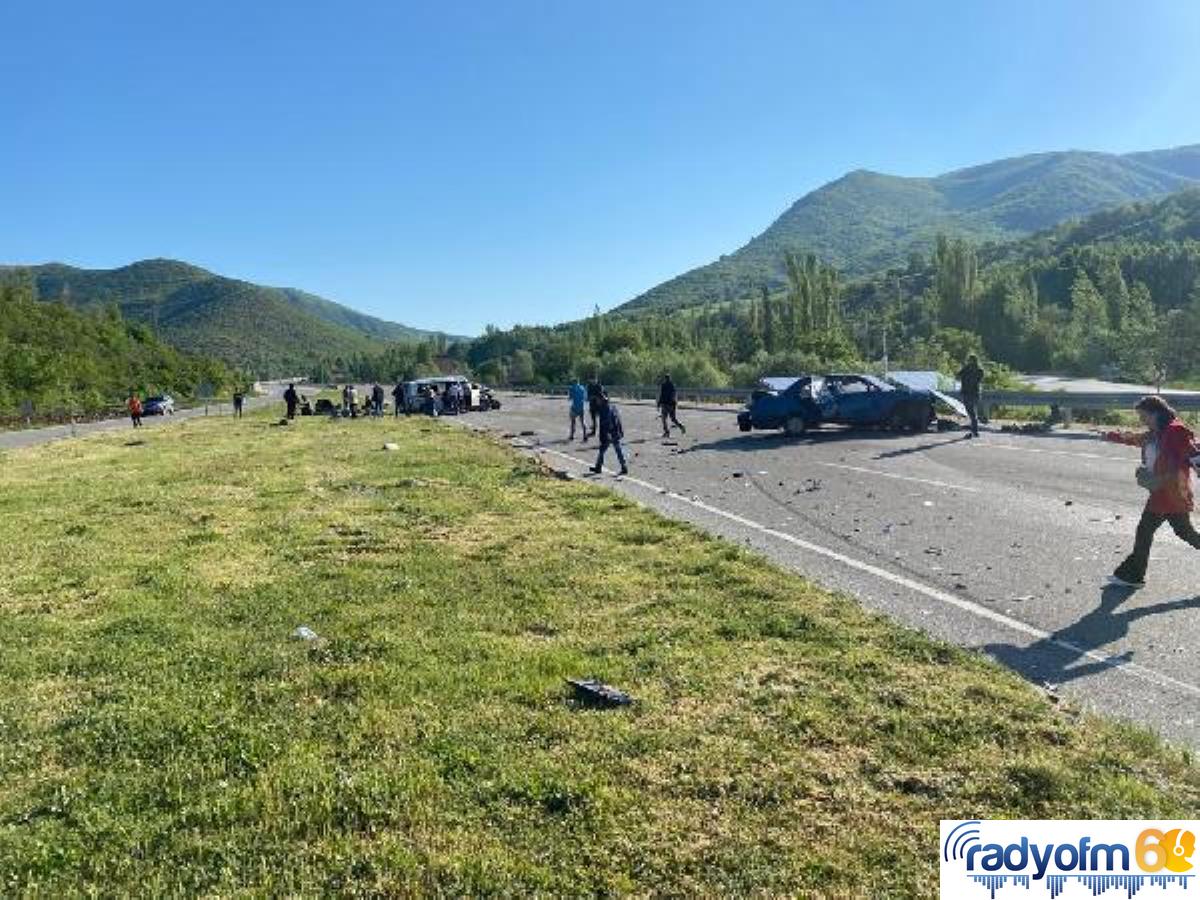 Tokat’ta işçi minibüsü ile otomobil çarpıştı: 2 ölü, 12 yaralı