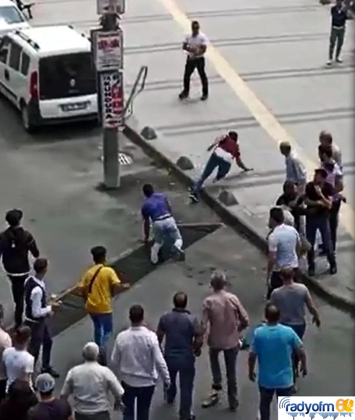 Cumhurbaşkanı ve çevredekilere hakaret eden iki kardeşe vatandaşlardan tekme tokat dayak