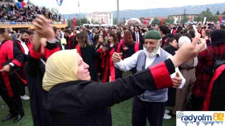 Mezuniyet töreninde gençlere taş çıkarttı