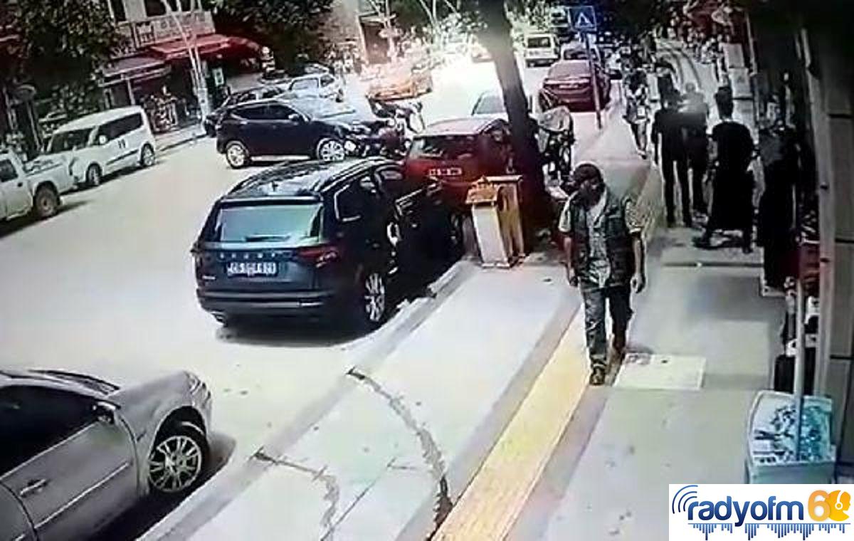 Motosikletlinin yola fırladığı kaza kamerada