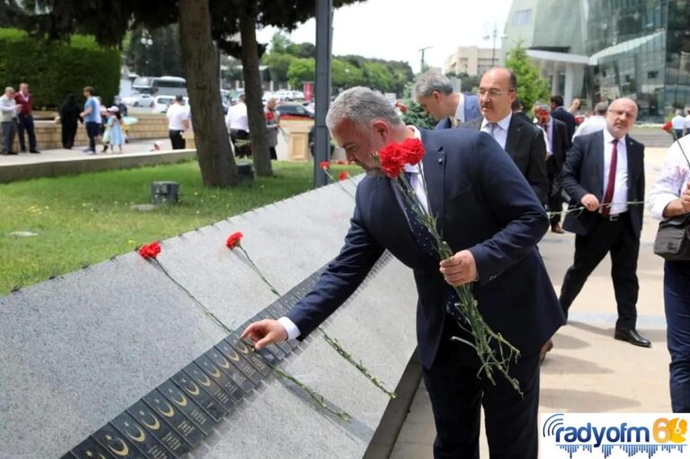 Rektör Şahin, Azerbaycan’da Türk şehitliğini ziyaret etti