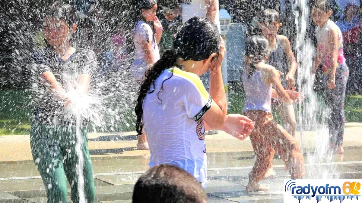 Sıcaktan bunalan çocuklar fıskiyelerde serinledi