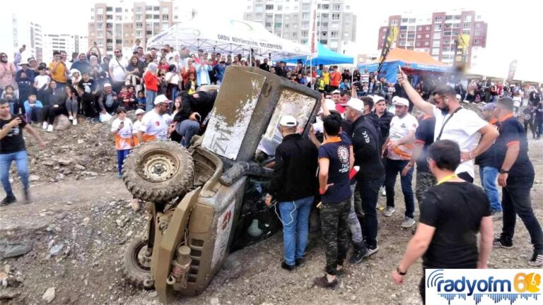 Tokat’taki off-road yarışlarında aracın devrilme anı kameralara yansıdı