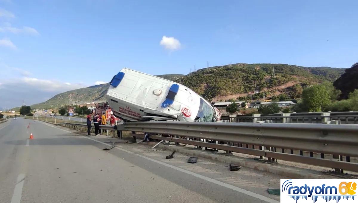 Son dakika haber | Hasta taşıyan ambulans refüje çıktı, 1 kişi öldü, 3 sağlıkçı yaralandı