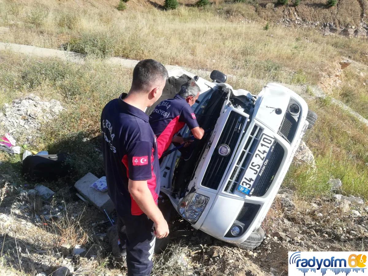 Tokat’ta devrilen hafif ticari araçtaki 3 kişi yaralandı