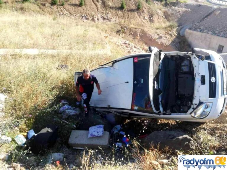 Tokat’ta hafif ticari araç şarampole devrildi: 3 yaralı