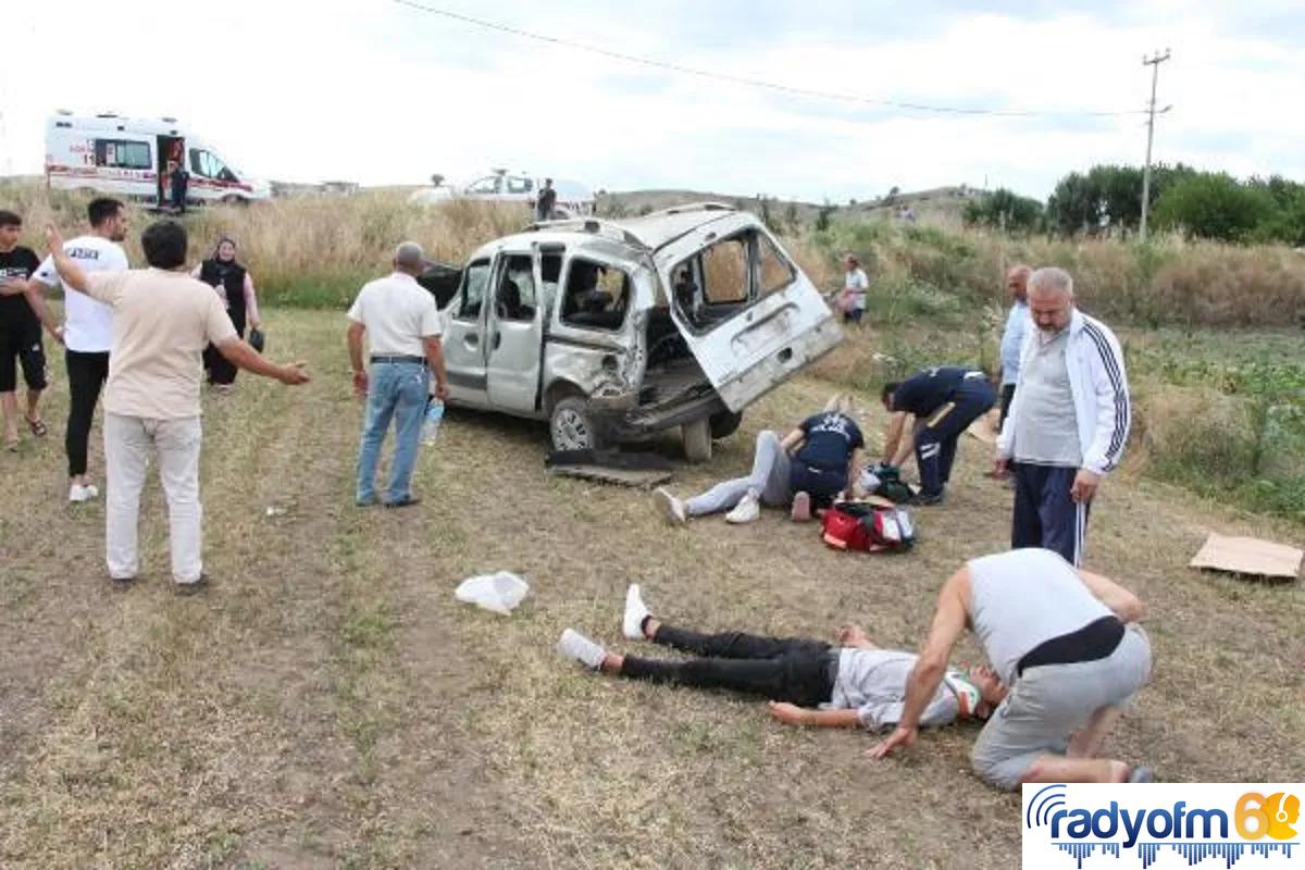 Tokat’ta hafif ticari araç şarampole devrildi: 5 yaralı