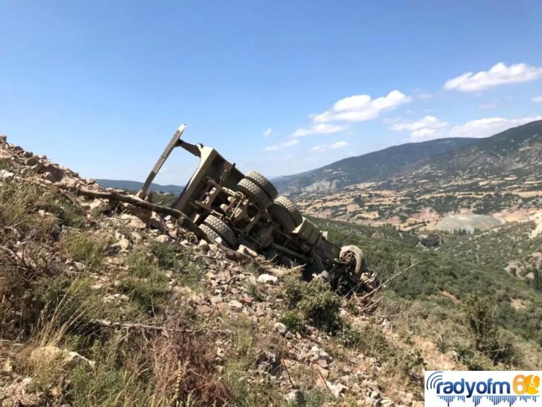 Baraj inşaatında kamyon 80 metrelik uçuruma yuvarlandı