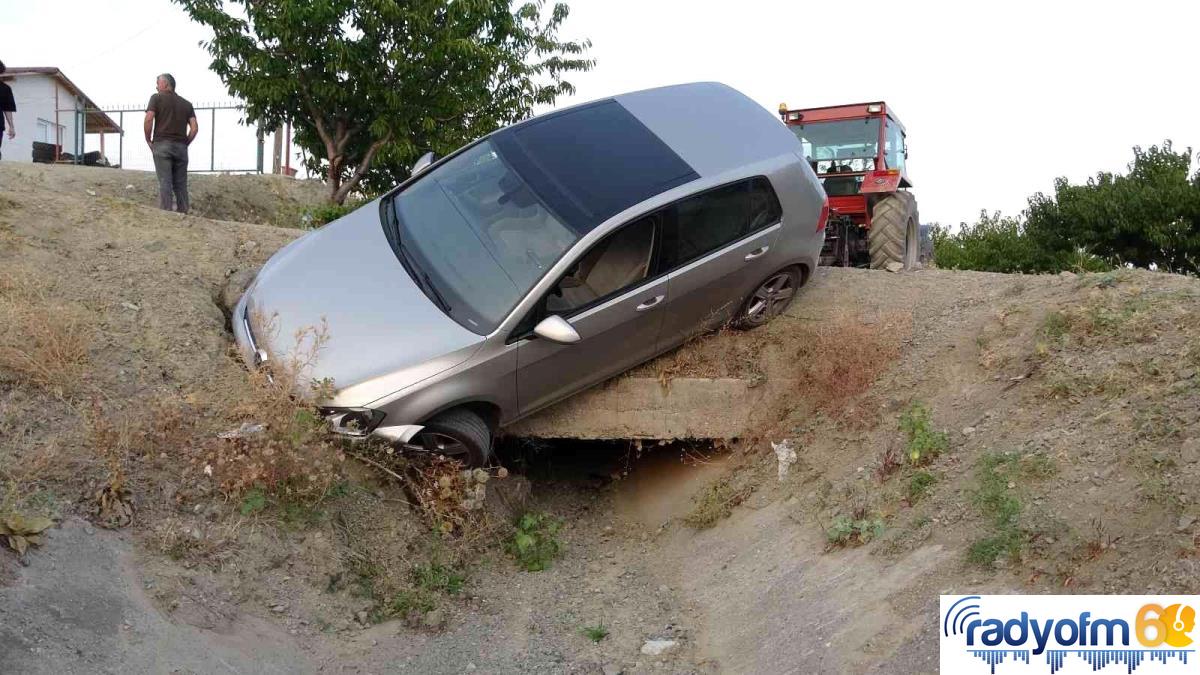 Güneş gözünü alınca virajı alamadı, sulama kanalında asılı kaldı